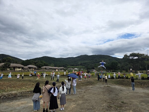 【아산=코리아플러스】 김연우 박용순 이종필 기자 = 아산시(시장 오세현)와 (사)외암민속마을보존회(회장 이규정)는 추석 연휴 기간(6~9일) 외암민속마을과 저잣거리 일원에서 열린 ‘짚풀문화제 사전행사’가 성황리에 마무리됐다고 밝혔다. (사진=아산시)