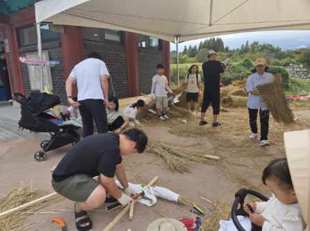 【아산=코리아플러스】 김연우 박용순 이종필 기자 = 아산시(시장 오세현)와 (사)외암민속마을보존회(회장 이규정)는 추석 연휴 기간(6~9일) 외암민속마을과 저잣거리 일원에서 열린 ‘짚풀문화제 사전행사’가 성황리에 마무리됐다고 밝혔다. (사진=아산시)