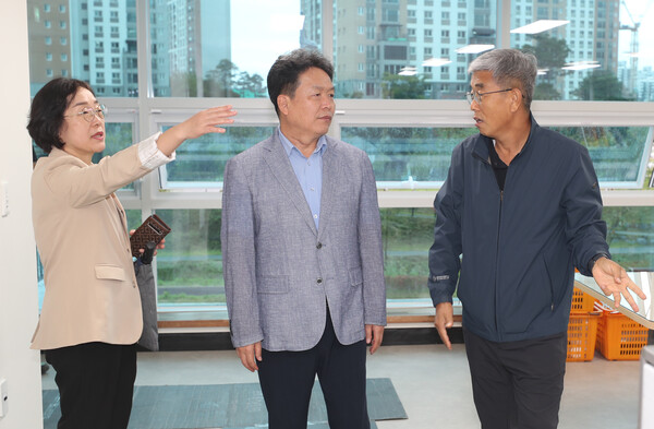 【청주=코리아플러스】 장영래 기자 = 신병대 청주부시장은 13일 청주시자원봉사센터 신축 건물을 방문해 시설을 둘러보고 현안 사업을 점검하고 있다. (사진=청주시