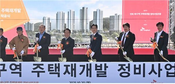 착공식의 메인 이벤트인 시삽식 . 중앙 이성헌 서대문구청과 이재식 연희1구역 전문조합관리인, 그 옆 문성호 서울시의원이 행사참여(사진=시의회)