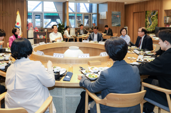 【서울=코리아플러스TV】김도희 기자 = 오세훈 서울시장이 29일, 동물 보호·복지 분야 전문가를 만나 반려동물 복지증진과 동물보호 정책 방향 등에 대해 의견을 나누고 있다. (사진=서울시)