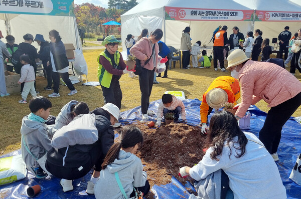 【아산=더플러스 아산】 장영래 기자 = 아산시는 1일 아산문화공원 잔디광장에서 열린 ‘제9회 아산시 숲 체험의 날’ 행사가 시민들의 높은 참여 속에 성황리에 마무리됐다고 밝혔다. (사진=아산시)
