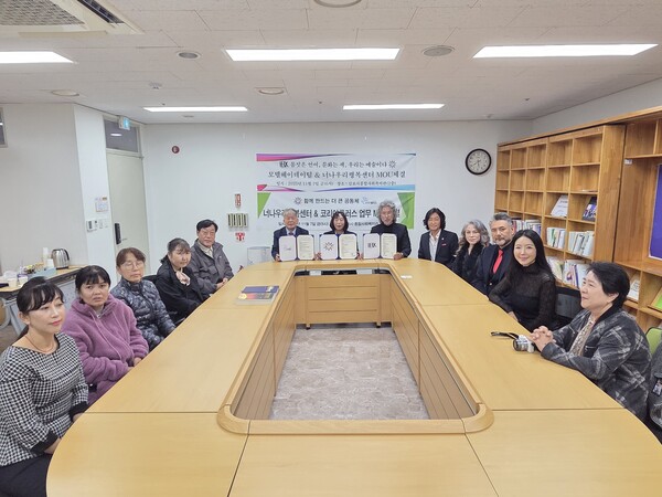 【김포=코리아플러스】김도희 강경화 기자 = 너나우리행복센터는 헤이데이와 코리아플러스와 함께 갖고 더 큰 공동체를 만들어 나가기로 '업무협약'을 갖고 있다. (사진=김포시종합사회복지관)