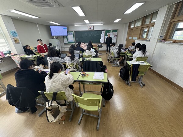 구리여자중학교 청소년기자단 사회문화 모둠(모둠장 김수미 기자)은 4일 3학년 3반 교실에서 신문 만들기를 체험하고 있다. (사진=코리아플러스)