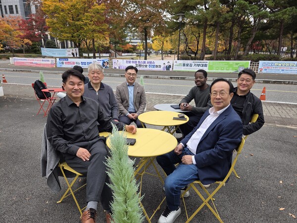 【대전=코리아플러스】 강경화 기자 = 더플러스와 코리아플러스, 코리아플러스방송은 8일 한남대학교에서 글로벌 로컬을 위한 토론회를 갖고 있다. / 강경화 코리아플러스 기자