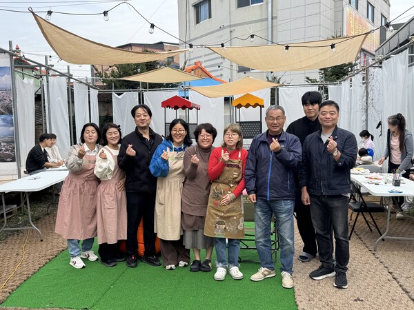 【진천=더플러스 진천】 이종필 기자 = 진천문화재단에서 주관하고 진천 홰나무 마을관리 사회적협동조합에서 주최한 ‘골목에서 피어나는 마음치유’ 행사가 8일 동행문화스팟, 정통힐링존에서 열렸다.