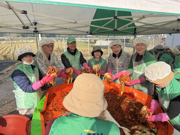 【아산=코리아플러스】 이종필 기자 = 아산시 배방읍 새마을봉사회(지도자협의회장 강희환, 부녀회장 방명자)는 7일 중리 소재 배방농협 벼건조저장센터에서 ‘2025년 어려운 이웃을 위한 사랑의 김장김치 나눔행사’를 개최하고 있다. (사진=아산시)