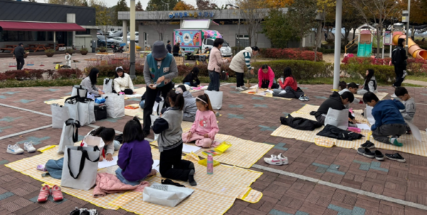 【아산=코리아플러스】 장영래 기자 = 아산시먹거리재단은 지난  8일 선장포 노을공원(아산시 선장면 선장로 121-10 일원)에서 열린 ‘제2회 마을만들기 어린이 사생대회’를 성황리에 마무리했다고 밝혔다.