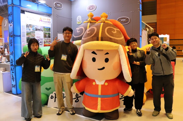 【아산=코리아플러스】 장영래 기자 = (재)아산문화재단은 7일부터 9일까지 서울 코엑스에서 열린 ‘트래블쇼 2025(Travel Show 2025)’에 참가해 최우수 관람객 만족도상을 수상했다고 밝혔다.