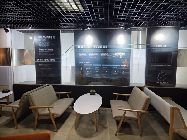 【천안=더플러스】 강경화 기자 = 주간신문 더플러스와 인터넷신문 더플러스미디어는 11월 모임을 장영래 더플러스 대표이사와 12일 천안아산역에서 박용순 더플러스 사장, 김정훈 충남본부장과 함께했다.