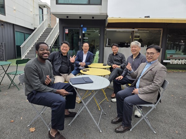 이어 한남대학교에서 11월 모임을 갖고 김성식 더플러스 회장, 이남기 코리아플러스 의정, 정용석 더플러스 이코노미 사장, 한민국 더플러스 글로벌 사장, 장영래 코리아플러스방송 대표이사가 참여해 이 같이 의결하고 있다. 