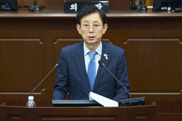 【대전=코리아플러스】 오영세 성열우 강경화 기자 = 대전 서구의회 박용준 의원(더불어민주당/둔산1·2·3동)은 13일 제293회 제2차 정례회 제1차 본회의에서 ‘서구 근현대 역사문화 공간 조성 제안’을 주제로 5분 자유발언을 진행하고 있다. (사진=대전서구의회)