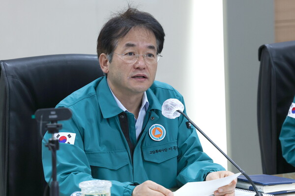 【고양=코리아플러스】 홍용운 기자 = 고양특례시가 올겨울 기습 한파와 돌발 강설에 대비해 1,576개 노선, 총 808㎞ 구간에 대한 신속한 초동 제설 시스템을 가동한다. 적극행정을 바탕으로 선제적 제설과 생활안전 대책을 병행해 시민의 생명과 재산을 보호하겠다는 방침이다.