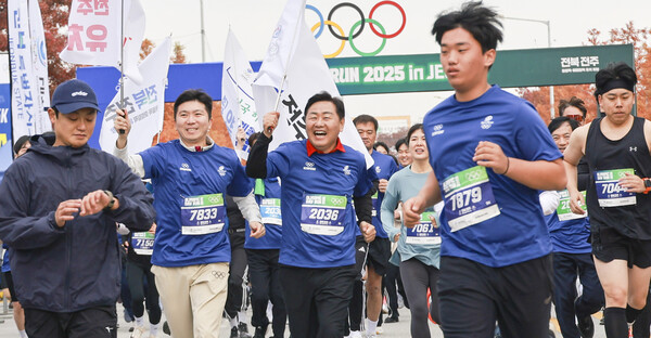【전북=코리아플러스】 최낙철 조원석 이혁기 장영래 기자 = 전북특별자치도는 ‘올림픽데이런 2025 in 전주’가 16일 전주월드컵경기장 일원에서 전국 각지에서 모인 6천 명의 참가자와 함께 성황리에 마무리됐다고 밝혔다.