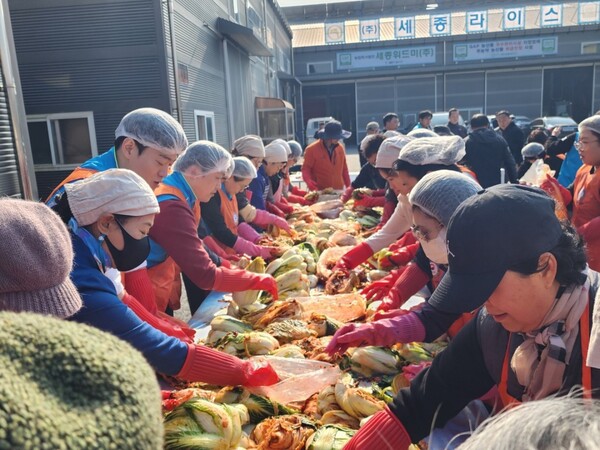 【세종=더플러스 세종】 성열우 오영세 강경화 기자 = 더불어민주당 세종시당 여성위원회(위원장 김현옥)는 20일 오전 연서면 일대에서 법무부 범죄예방 세종시 지구위원회와 함께 지역의 결연 청소년 가정을 지원하기 위한 ‘사랑의 김장김치 나눔 봉사활동’을 진행하고 있다. (사진=더불어민주당)