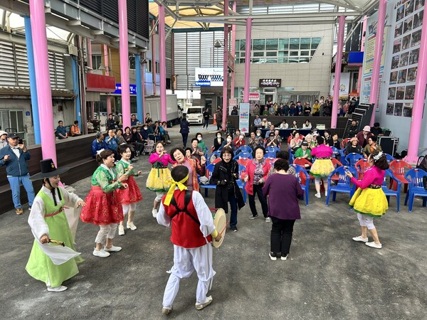  우리동네 문화장날 : 제천내토시장 5월 공연 사진