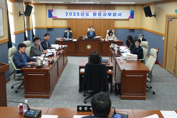 【대전ㆍ서구=코리아플러스】 김병돈 강경화 기자 = 박용준 대전서구의회 도시건설위원회 위원장(더불어민주당 / 둔산1·2·3동)은 20일 "건설과 감사에서 사업별 공사, 물품, 용역 계약 현황을 보면 업체 선정의 다양성이 부족하다"고 말하고 있다. (사진=서구의회)