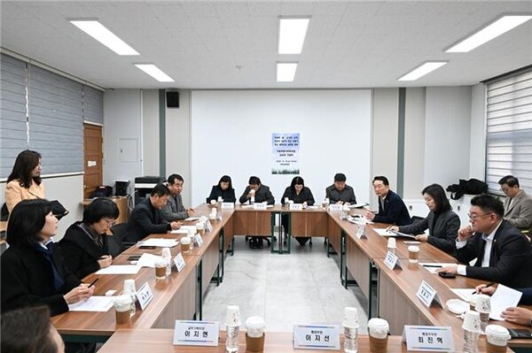 【서울=코리아플스】오공임 기자 = 서울시의회 주택공간위원회 김태수 위원장은  19일오전 성북구 석관고등학교를 방문해 교육시설 노후 현황을 점검하고, 교육공동체와 간담회를 갖고 있다. (사진=서울시의회)