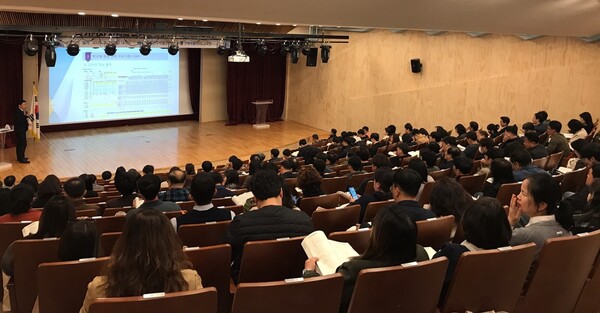 【전북=더플러스 전북 】최낙철 기자 = 전북특별자치도교육청은 24일 국립전주박물관 강당에서 ‘2026. 3. 1.자 정기인사 추진을 위한 중등교원 인사업무설명회’를 개최했다.(사진제공=전북교육청)