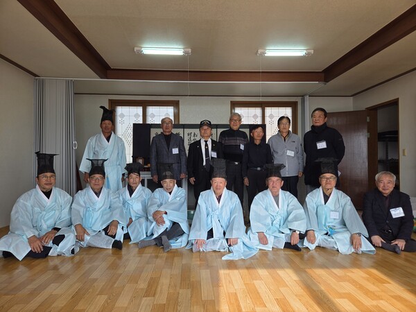 【서천=더플러스 서천】 장영래 기자 = 안동 장씨 추향시제가 25일 서천군 문산면 지원리 623(명곡제)에서 열리고 있다. 