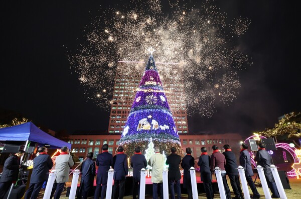 【대전=더플러스 대전】 장영래 기자 = 25일 이장우 대전시장은 “이번 성탄트리를 통해 시민들에게 따뜻한 위로와 희망의 메시지를 전달하길 기대한다”라고 말하고 있다. (사진=대전시)