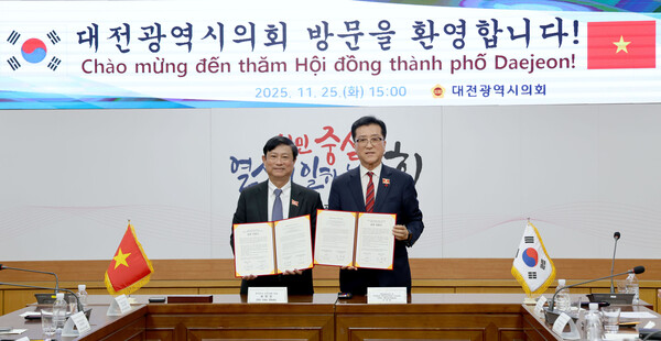 【대전=코리아플러스】 성열우 오영세 장영래 기자 = 대전시의회(의장 조원휘)는 25일, 베트남 호치민시 인민의회 대표단을 공식 접견하고, 양 도시 의회 간 교류의향서를 체결하며 상호 협력 기반을 강화했다고 밝혔다.