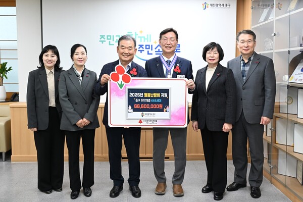 【대전 중구=코리아플러스】 강경화 기자 = 대전 중구가 25일 지역 나눔문화 확산에 앞장선 공로를 인정받아 사회복지공동모금회로부터 ‘2025 사랑의 열매 대상’ 시민참여분야 ‘희망장’을 수상했다고 밝혔다. (사진=중구)