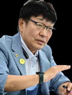 【서울=코리아플러스】김도희 기자 = 서울시의회 도시계획균형위원회 송재혁 의원은 20일, 본회의 시정질문을 통해 서울시의 부동산 정책 실패를 질타하고 있다.(사진=서울시의회)