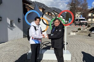 코르티나 담페초 설원에서 격려받는 최두진 선수 관련 보도 이미지